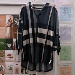 Unbranded Women's White and Navy Shirt